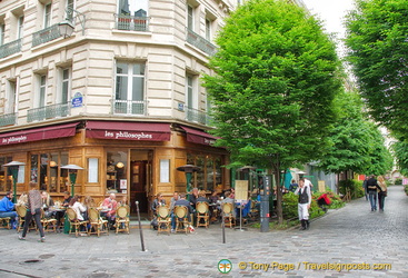 Les Philosophes, a popular restaurant at 28 rue Vieille du Temple